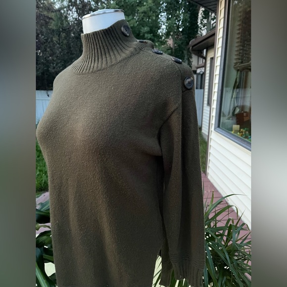 Anthropologie Women’s Small (Oversized) Green Sweater with Button Embellishment - Picture 6 of 8